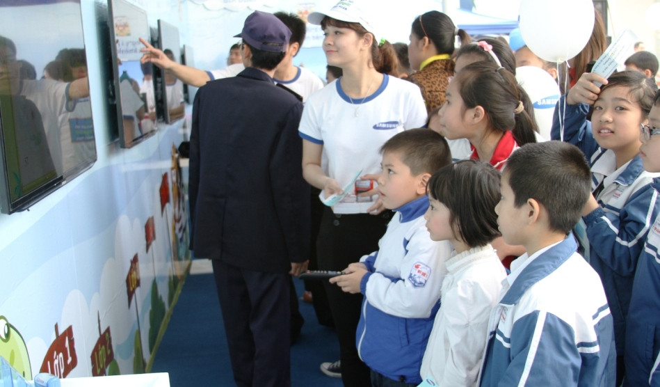 Các em nhỏ ngạc nhiên và thích thú trải nghiệm ứng dụng ViOlympic – Em giỏi toán trên TV. Các em nhỏ ngạc nhiên và thích thú trải nghiệm ứng dụng ViOlympic – Em giỏi toán trên TV