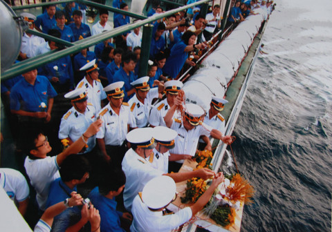 Thả vòng hương tưởng niệm các anh hùng liệt sỹ tàu không số tại vùng biển Hòn Hèo