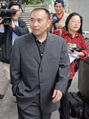 Lai Changxing bị các phóng viên ở Vancouver săn tìm. Ảnh: www.cbc.ca. Lai Changxing bị các phóng viên ở Vancouver săn tìm Ảnh: www.cbc.ca