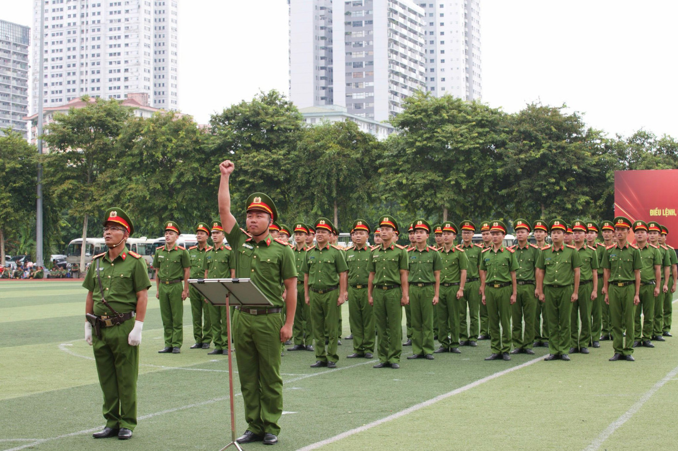 Trong đó phần trình diễn hết sức đặc sắc là đội tuyển võ thuật Công an TP Hà Nội biểu diễn bài võ "Mai hoa quyền" 52 động tác và các tình huống ứng dụng võ thuật trong công tác, thực hiện nhiệm vụ, biểu dương lực lượng.