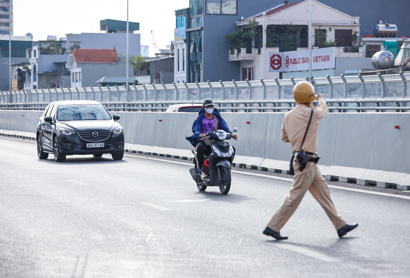Tuy nhiên, một số tài xế thay vì chấp hành đã tăng ga bỏ chạy.