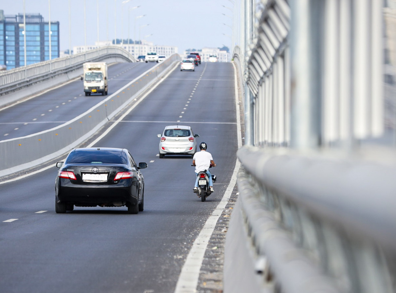 Vào khung giờ cao điểm buổi sáng và buổi chiều lưu lượng phương tiện di chuyển phía dưới đông nên nhiều tài xế xe máy đã di chuyển vào đường Vành đai 2 trên cao để đi.