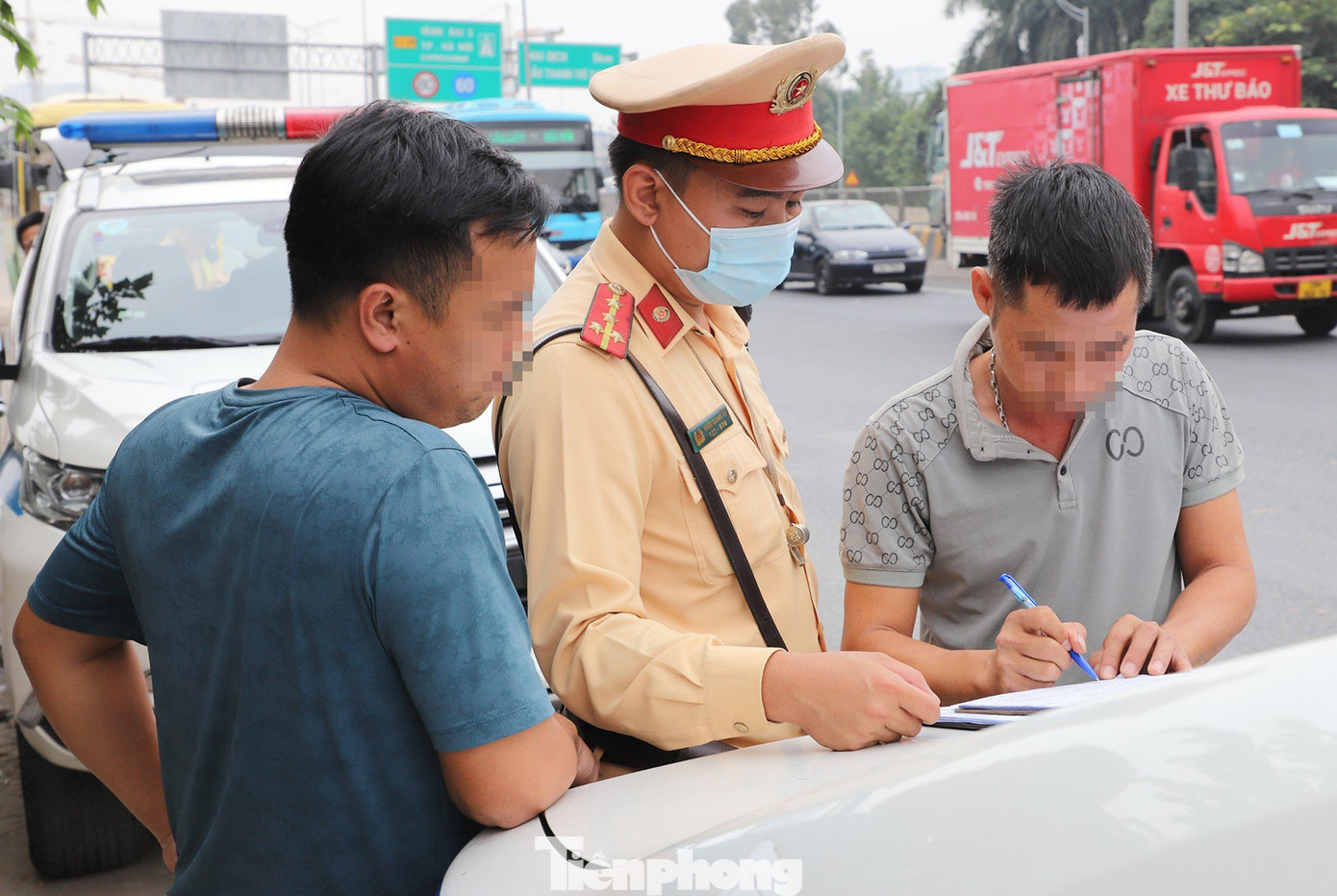 Tổ công tác lập biên bản xử lý vi phạm.