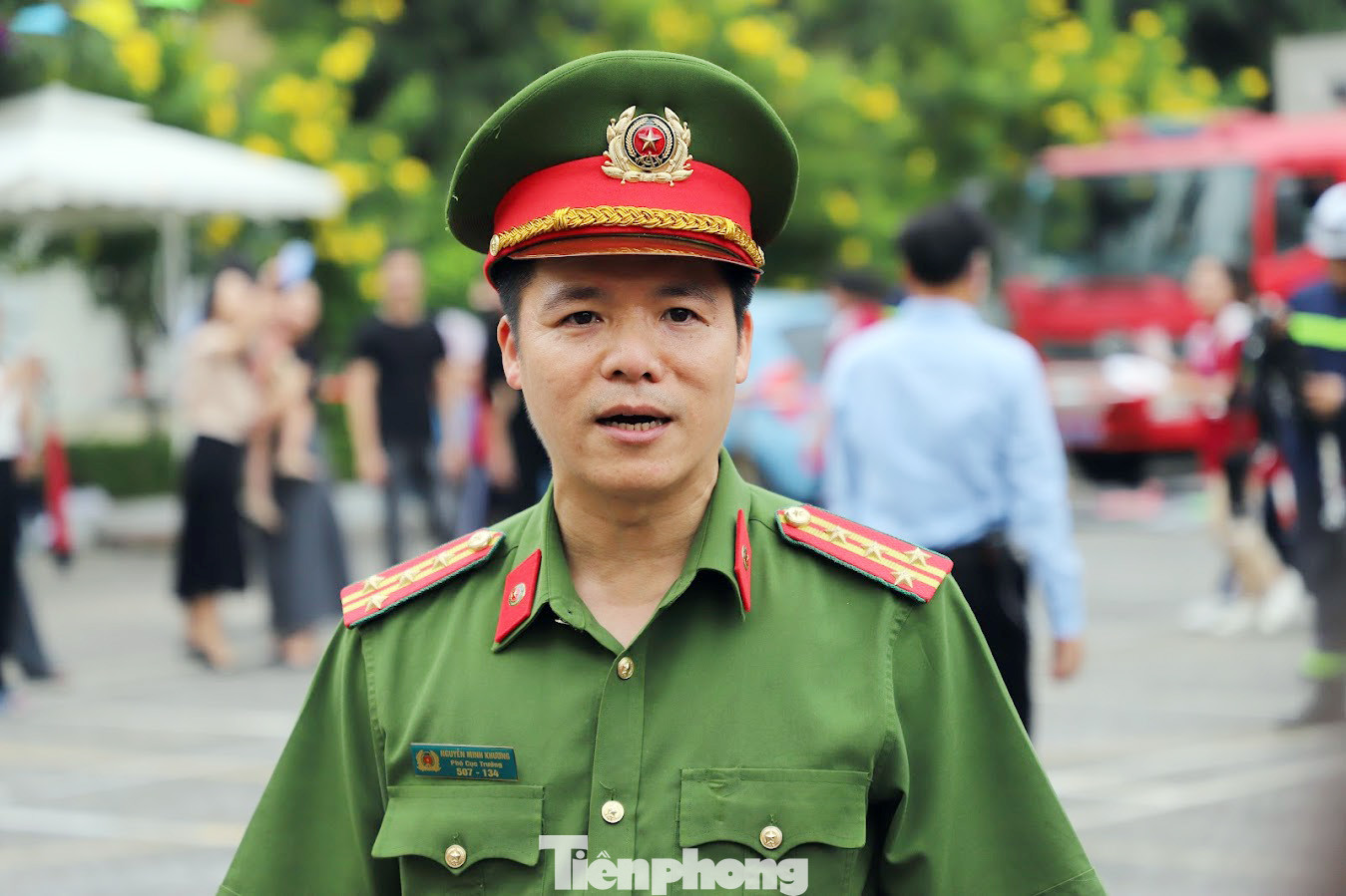 Đại tá Nguyễn Minh Khương - Cục phó Cục Cảnh sát PCCC&amp;CNCH cho biết, đây không phải lần đầu tiên Cục Cảnh sát PCCC&amp;CNCH cũng như Công an các địa phương tổ chức các hoạt động trải nghiệm kiến thức, kỹ năng PCCC&amp;CNCH cho nhân dân. Tuy nhiên, lần tổ chức này rất đặc biệt vì diễn vào đúng tháng 10 nhân kỷ niệm 22 năm Ngày toàn dân PCCC và tổ chức đồng loạt trên toàn quốc với hơn 220 điểm. “Dự kiến trong 2 ngày (7 và 8/10), số lượng người tham gia trải nghiệm kỹ năng PCCC&amp;CNCH tại tất cả các điểm khoảng 300 nghìn người và chỉ trong vòng 2 giờ đồng hồ, tại trụ sở Cục Cảnh sát PCCC&amp;CNCH đã có khoảng 2.000 người tham dự” - Đại tá Khương chia sẻ và đánh giá rất cao hoạt động trải nghiệm cũng như sự nhiệt tình tham gia của người dân nhằm nắm bắt được các kiến thức kỹ năng để chủ động xử lý tình huống.