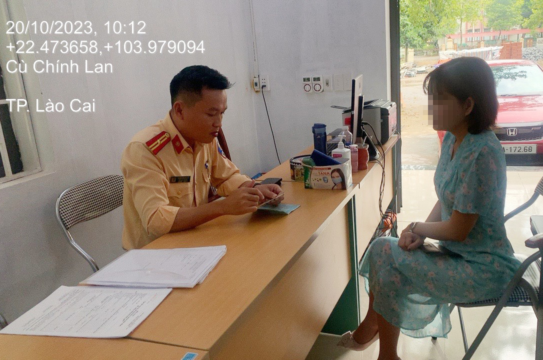 Chị Đ. làm việc với lực lượng CSGT. Chị Đ. làm việc với lực lượng CSGT.