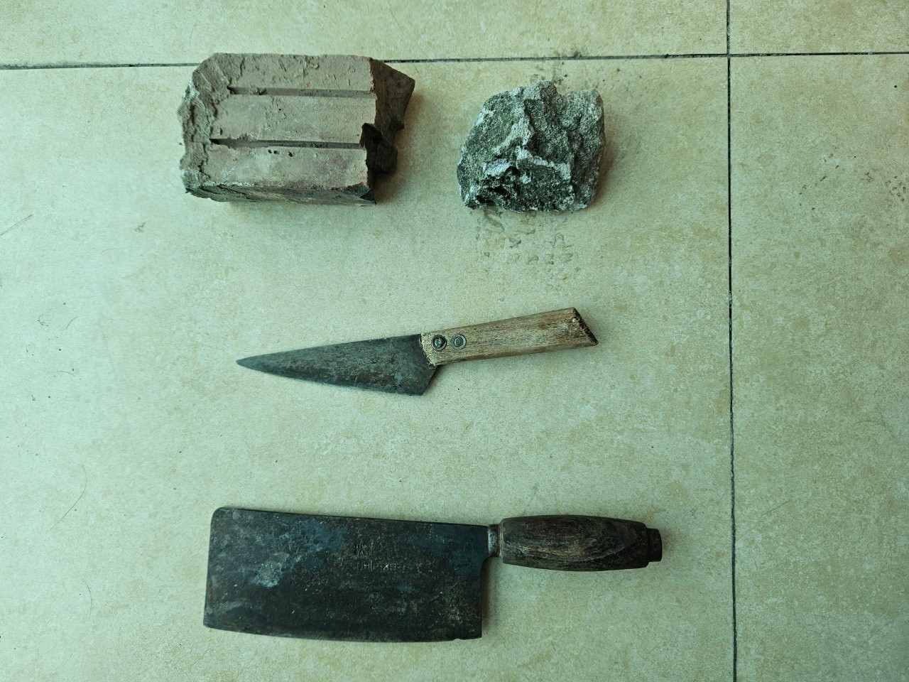 Hung khí các đối tượng sử dụng đánh nhau. Hung khí các đối tượng sử dụng đánh nhau.