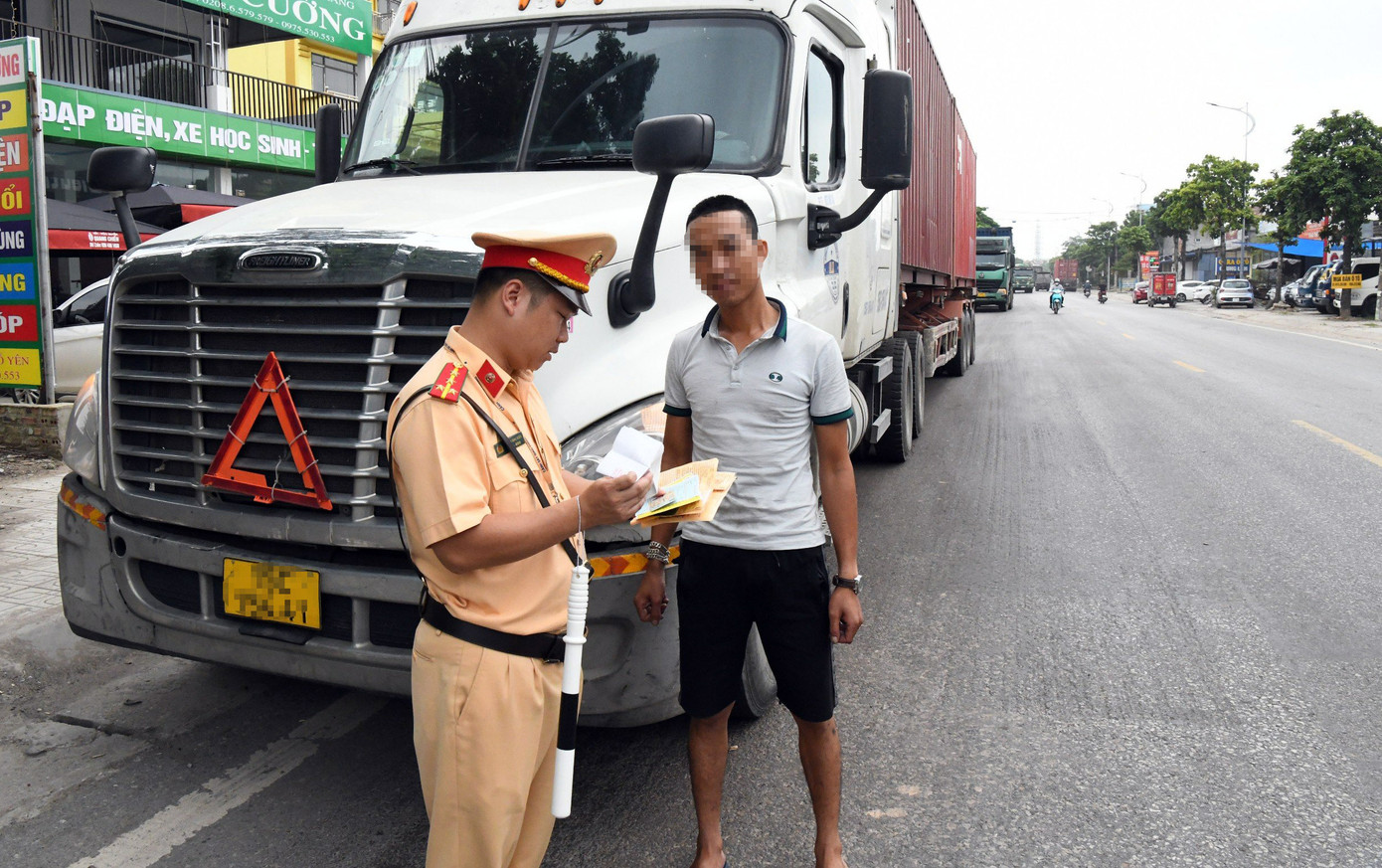 Lực lượng CSGT kiểm soát phương tiện vận tải hàng hóa bằng container Lực lượng CSGT kiểm soát phương tiện vận tải hàng hóa bằng container