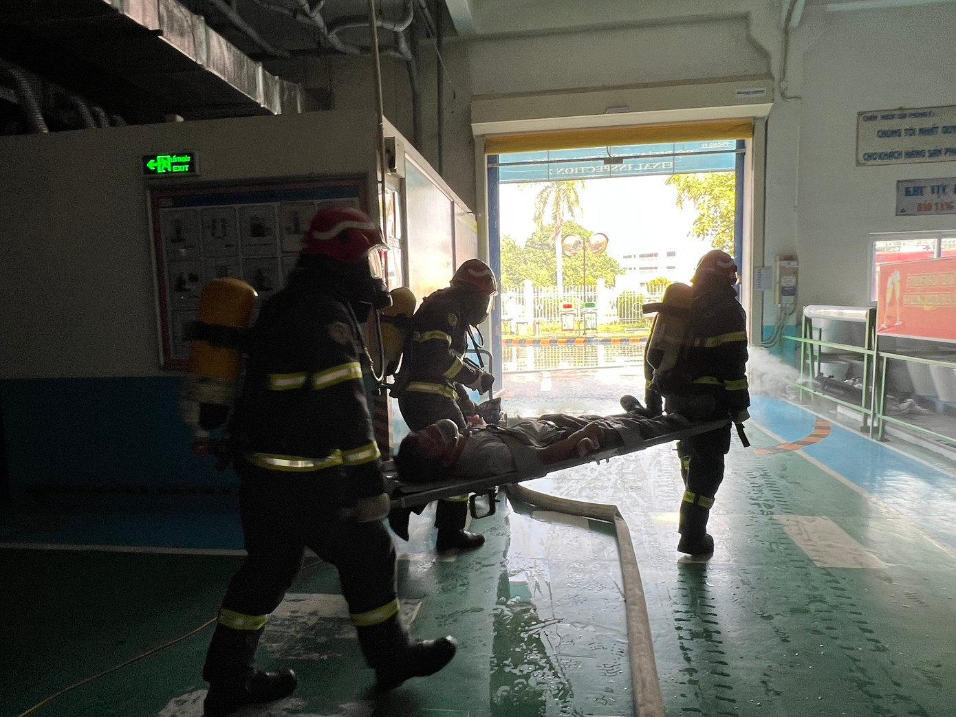 Tình huống tìm kiếm người bị nạn bên trong đám cháy và được lực lượng cứu hộ đưa ra ngoài.