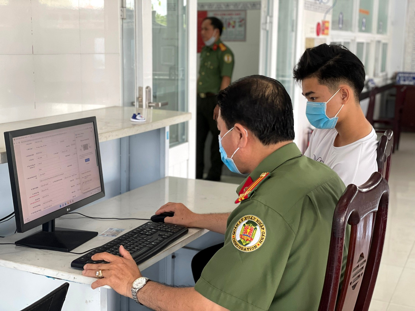 Nhiều tổ chức được thu phí xuất cảnh, nhập cảnh...