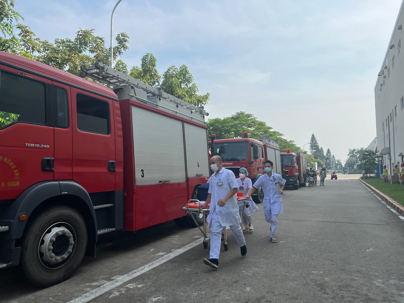 Lực lượng y tế sẵn sàng trong quá trình cấp cứu nạn nhân bị thương.