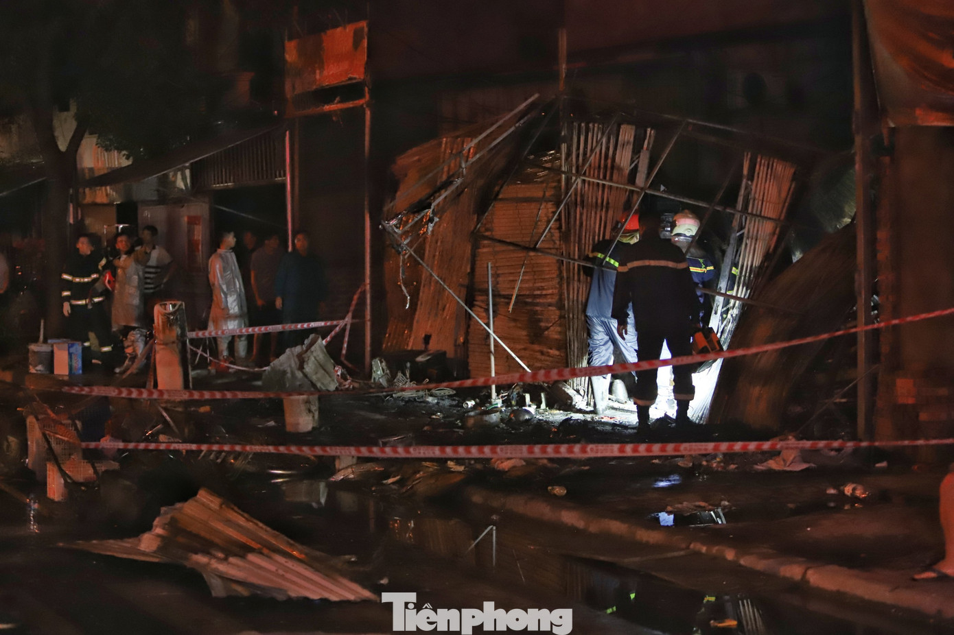 Toàn bộ phần mái và tôn ở ngoài đã biến dạng. Toàn bộ phần mái và tôn ở ngoài đã biến dạng.