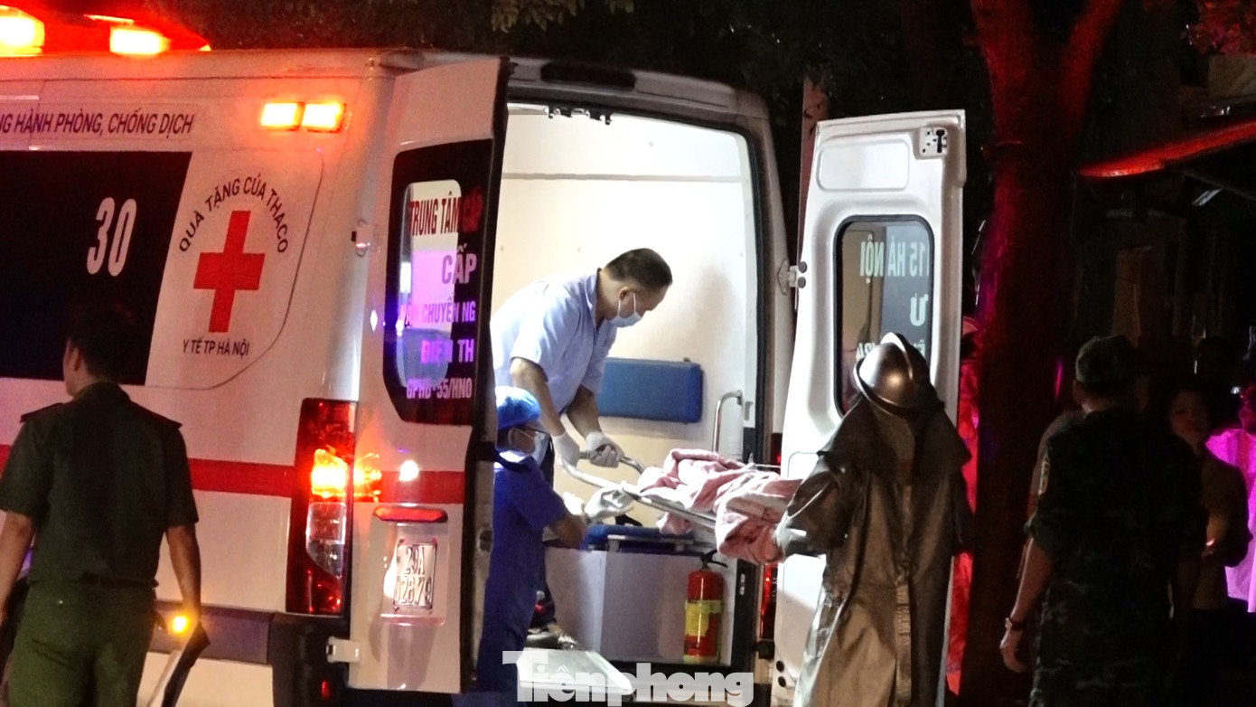 Khoảng 20 phút sau, lực lượng PCCC&CNCH đã dập tắt đám cháy và đưa thi thể 3 nạn nhân ra ngoài. Các nạn nhân là người phụ nữ và 2 con nhỏ. Người chồng bị bỏng nặng đã được đưa đi cấp cứu trước đó. Khoảng 20 phút sau, lực lượng PCCC&CNCH đã dập tắt đám cháy và đưa thi thể 3 nạn nhân ra ngoài. Các nạn nhân là người phụ nữ và 2 con nhỏ. Người chồng bị bỏng nặng đã được đưa đi cấp cứu trước đó.