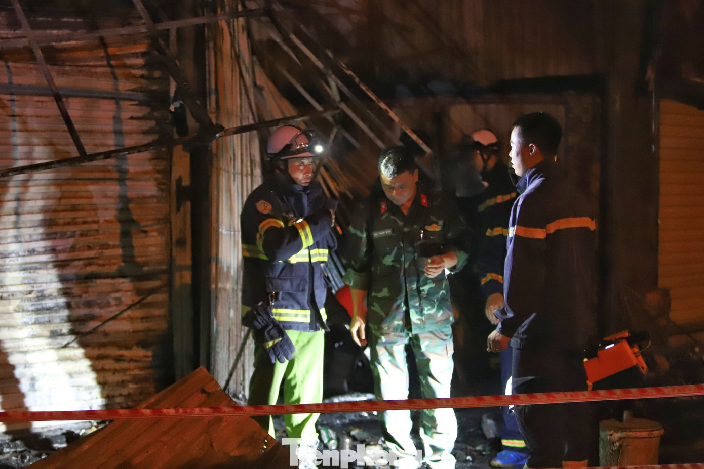 Nhiều lực lượng có mặt tại hiện trường vụ cháy. Nhiều lực lượng có mặt tại hiện trường vụ cháy.