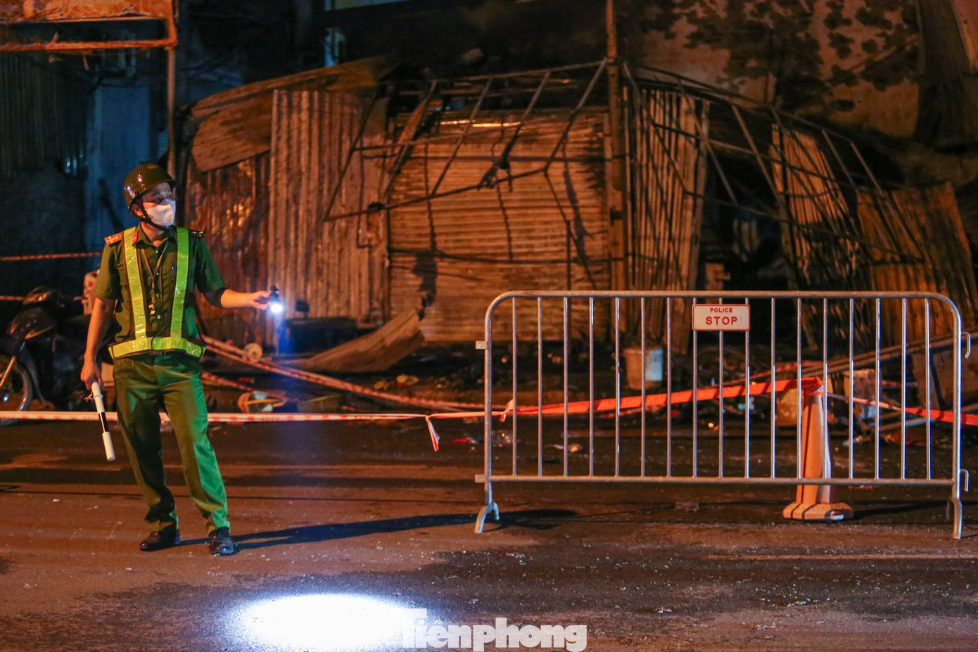 Lực lượng cảnh sát có mặt dựng rào chắn phong tỏa hiện trường. Lực lượng cảnh sát có mặt dựng rào chắn phong tỏa hiện trường.