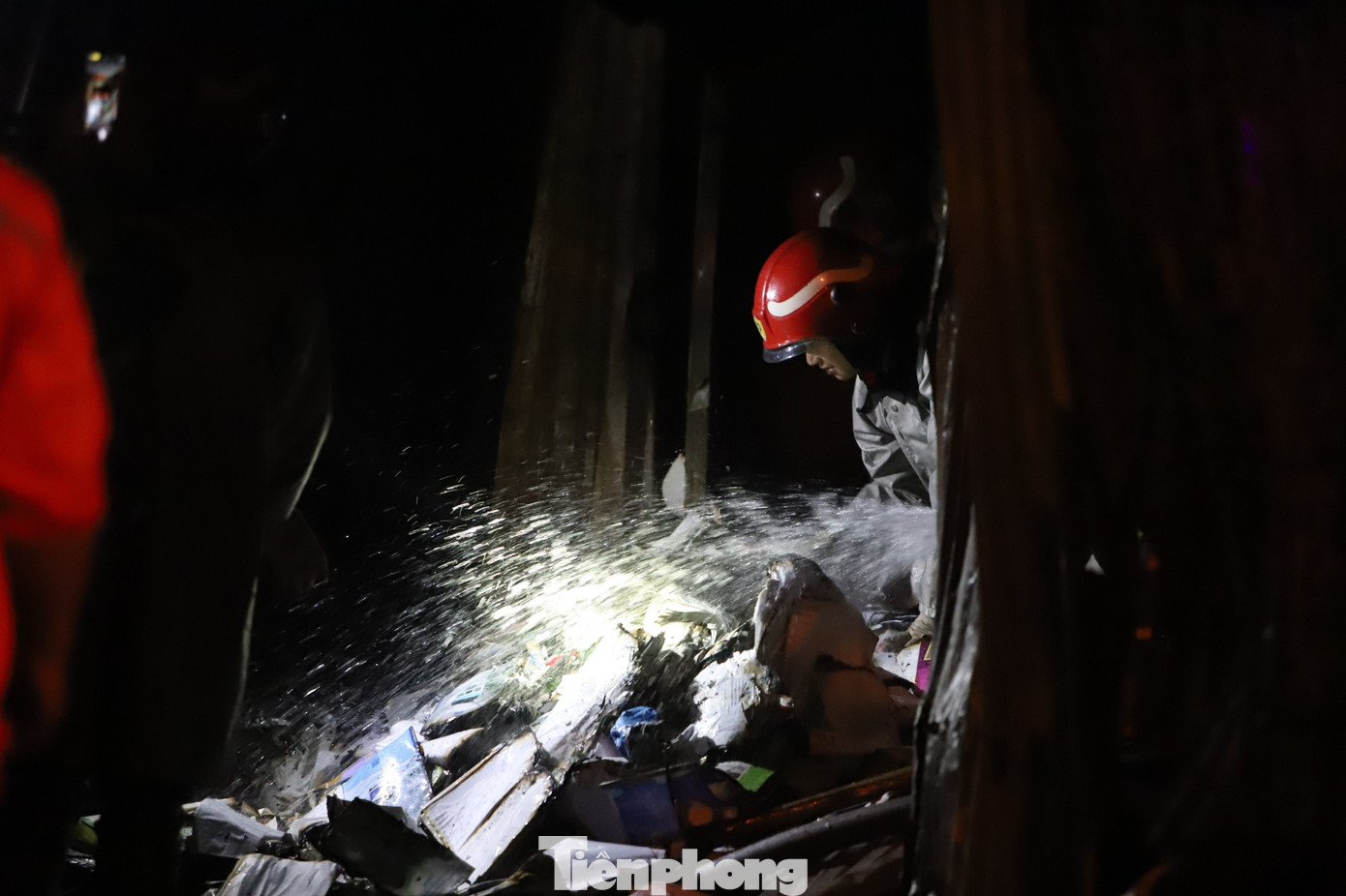 Bên trong ngôi nhà rộng khoảng 40m2 chứa nhiều phế liệu dễ cháy. Bên trong ngôi nhà rộng khoảng 40m2 chứa nhiều phế liệu dễ cháy.