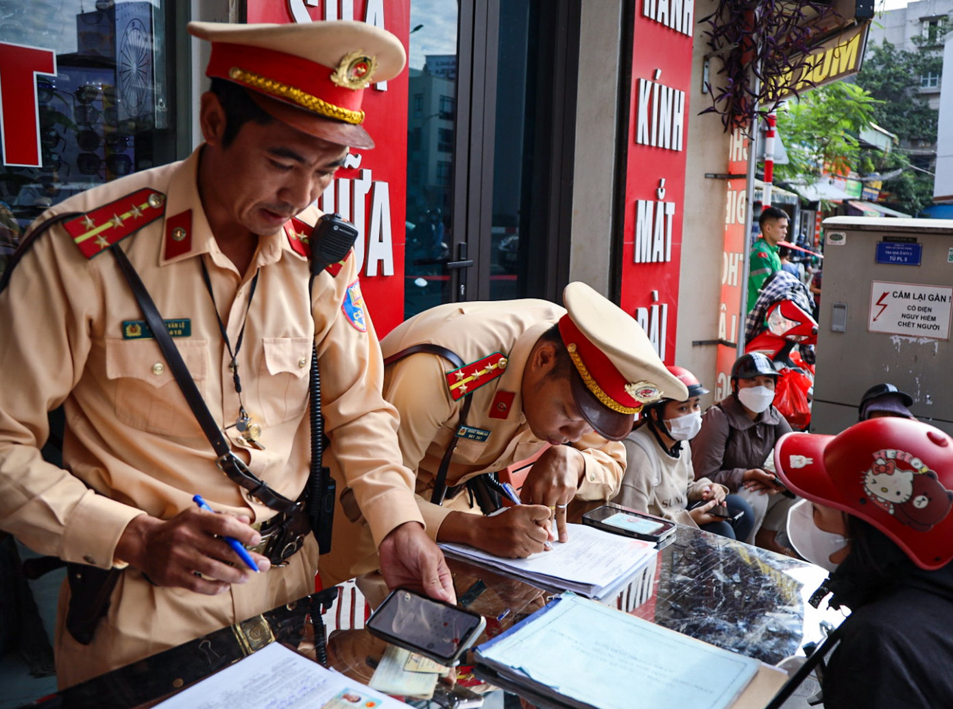 Tổ công tác lập biên bản xử lý nghiêm các trường hợp vi phạm.