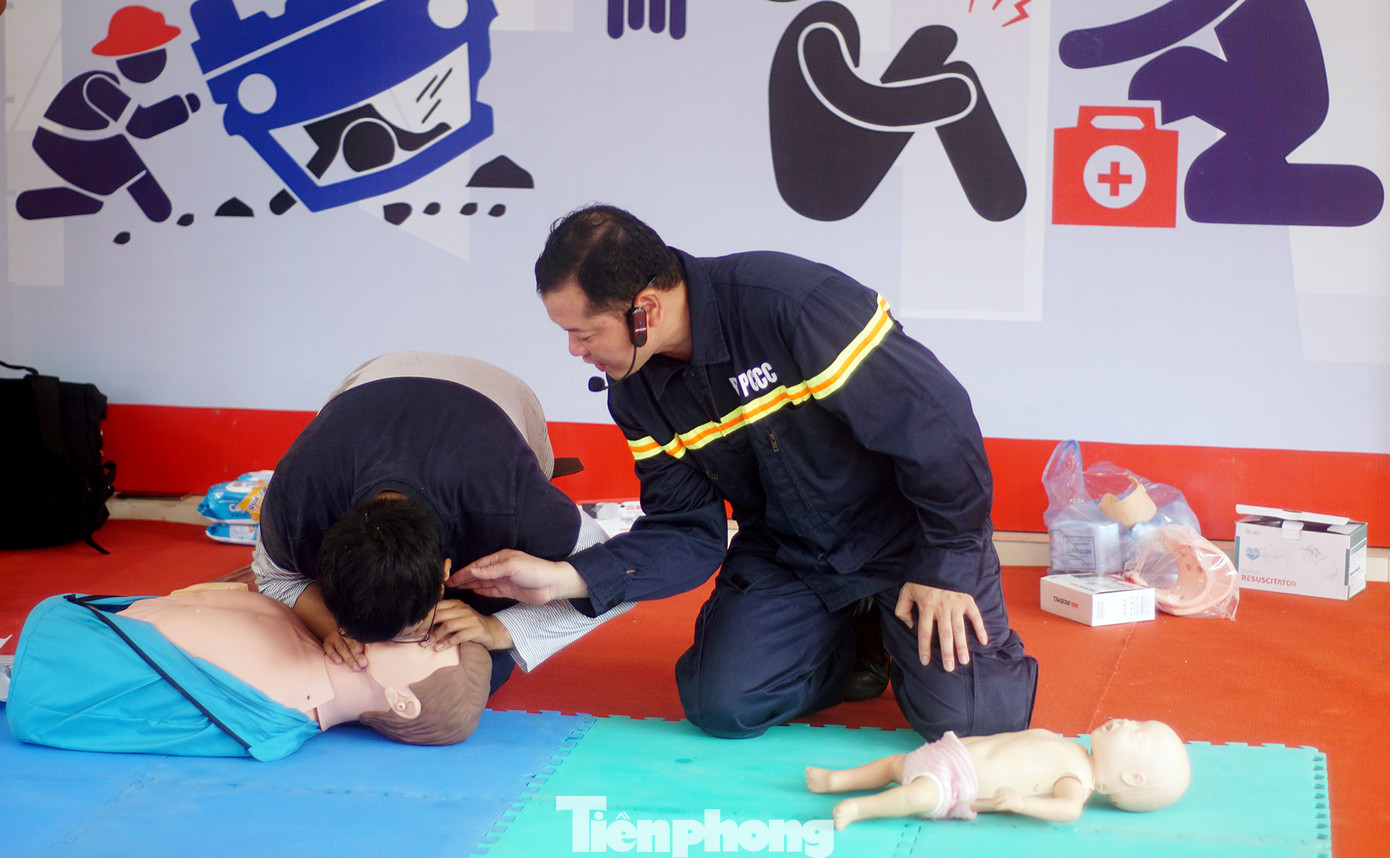 Thực hành di chuyển người tay không, trải vòi chữa cháy, phun nước tiêu điểm, thoát nạn trong không gian hạn chế và hướng dẫn kỹ thuật sơ cứu ban đầu cho người bị nạn.