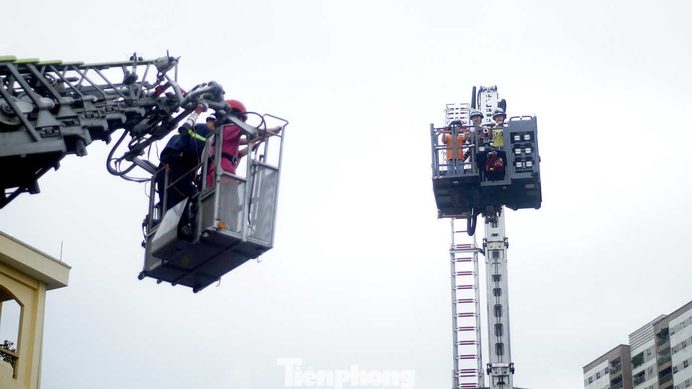 Người dân được trải nghiệm lên thang chữa cháy, cứu hộ cao hàng chục mét.