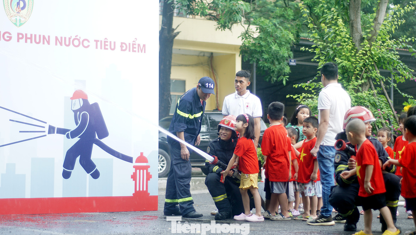 Khi tham gia trải nghiệm người dân và học sinh, sinh viên được tìm hiểu về các trang thiết bị, phương tiện chữa cháy và cứu nạn, cứu hộ của lực lượng Cảnh sát PCCC&amp;CNCH; mô hình Tổ liên gia an toàn PCCC, mô hình Điểm chữa cháy công cộng đang được triển khai trên địa bàn Thành phố.