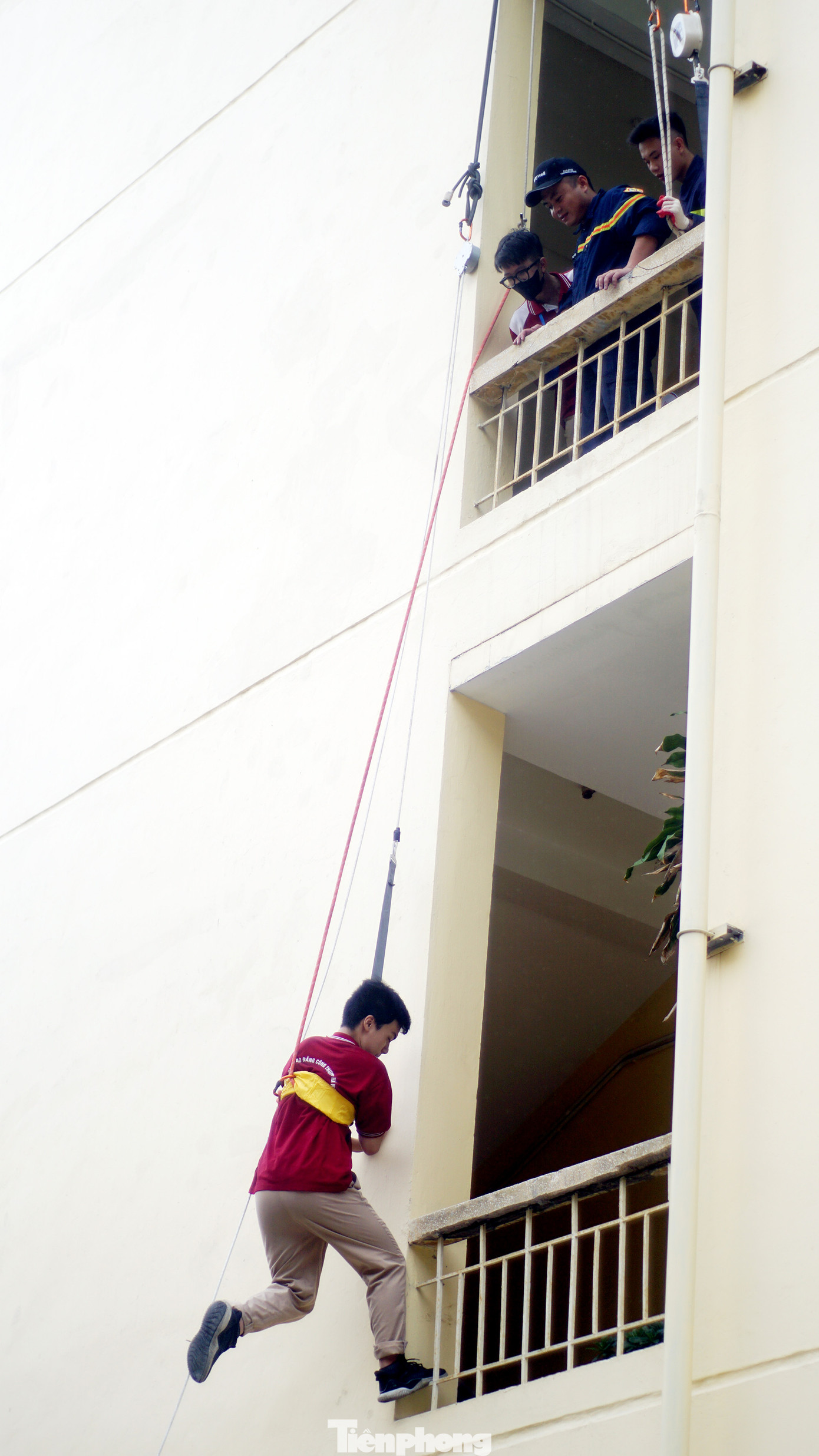 Các bạn trẻ hào hứng tham gia các hoạt động trải nghiệm.