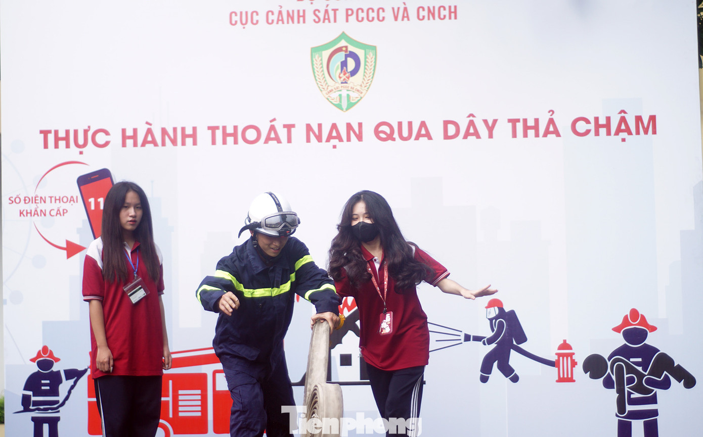 Thực hành trải dây vòi nước chữa cháy.