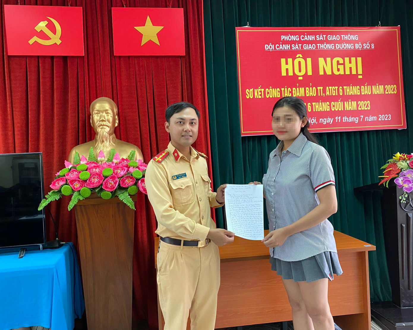 Chị Linh viết thư cảm ơn tới cán bộ, chiến sĩ Đội CSGT đường bộ số 8.