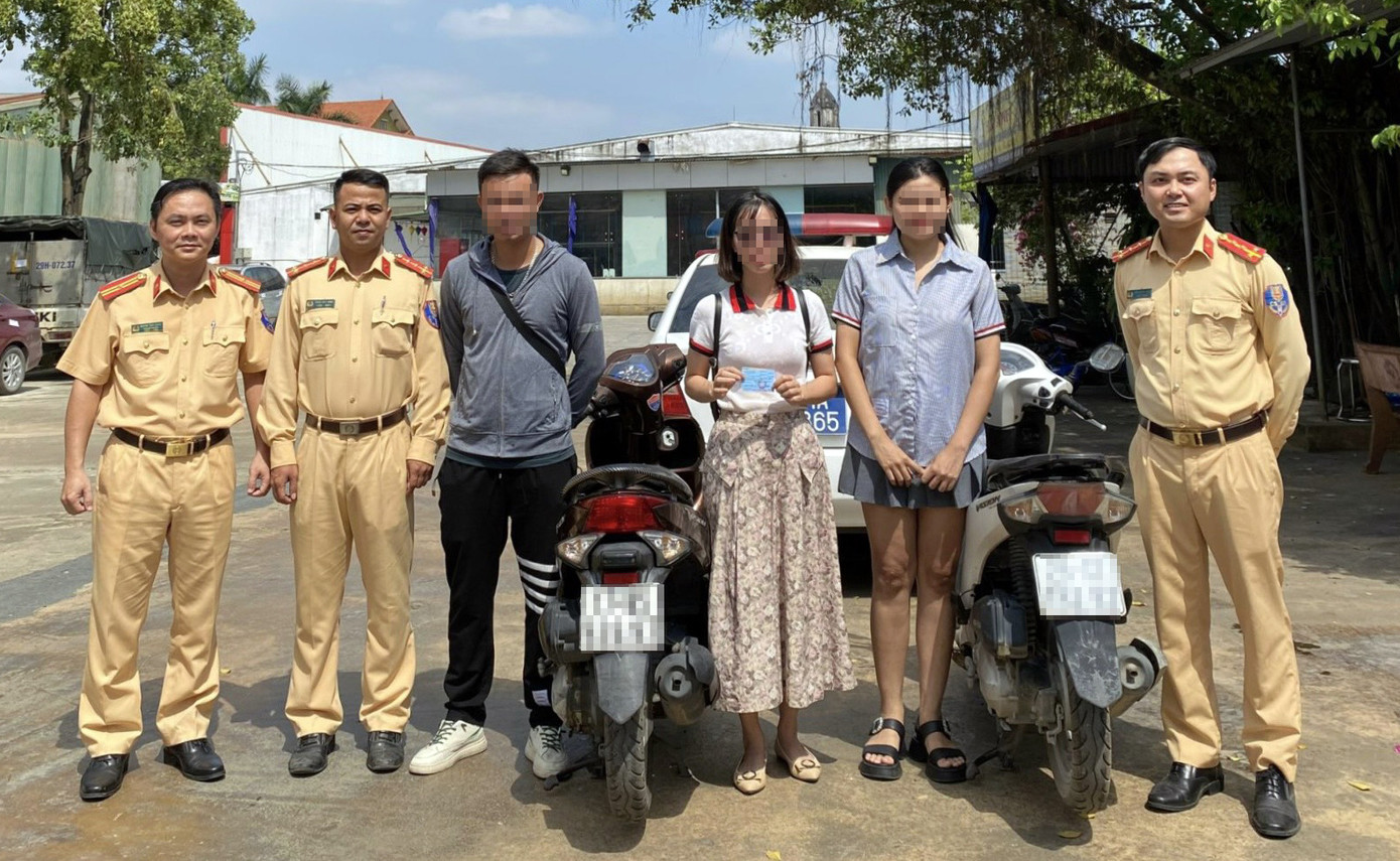 Hai chị Liên và Linh đến làm thủ tục nhận lại xe máy từ cán bộ, chiến sĩ Đội CSGT đường bộ số 8.