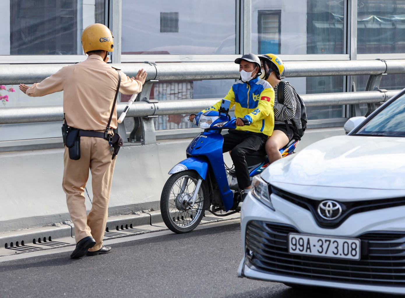 Xử phạt hàng loạt xe máy đi lên đường Vành đai 2 trên cao ảnh 5