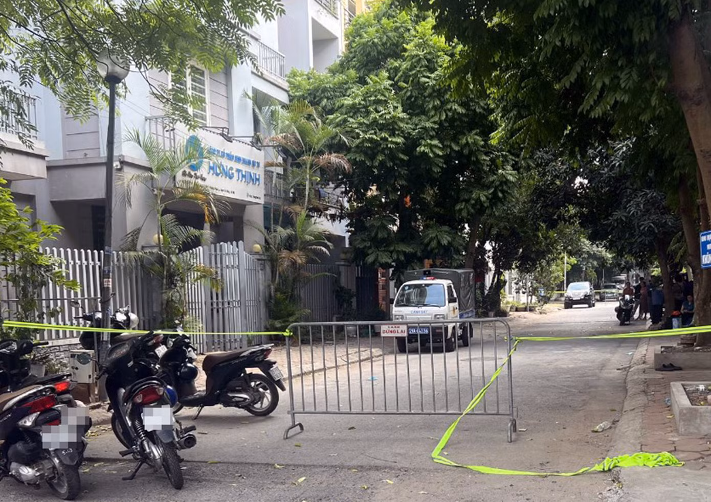Lực lượng chức năng phong tỏa khu vực xảy ra một vụ án mạng. Lực lượng chức năng phong tỏa khu vực xảy ra một vụ án mạng.