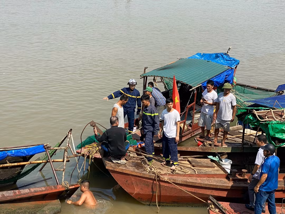 Lực lượng chức năng tìm kiếm nạn nhân mất tích. Lực lượng chức năng tìm kiếm nạn nhân mất tích.