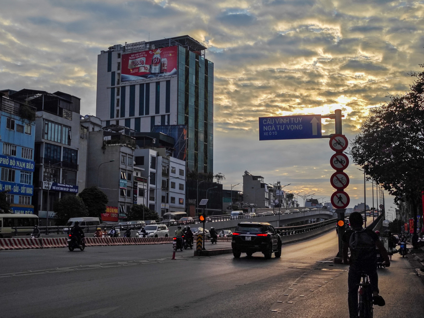 Đường vành đai 2 trên cao là đường cho các phương tiện ô tô di chuyển với tốc độ cao từ cầu Vĩnh Tuy đến Ngã Tư Sở và ngược lại.