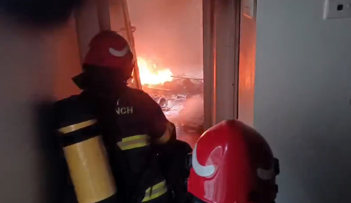 Lực lượng PCCC dập lửa.