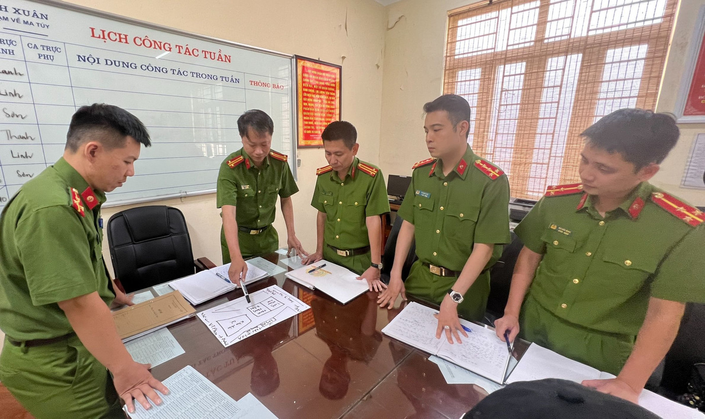 Trung tá Thanh trao đổi cùng cán bộ, chiến sĩ.