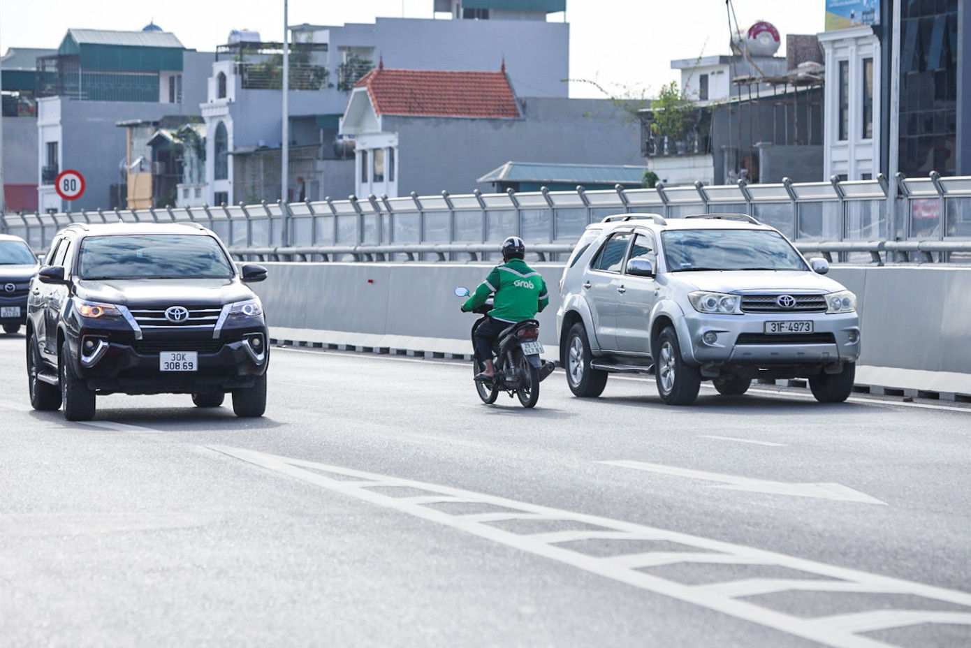 Một số tài xế khác thì quay đầu bỏ chạy vào làn ô tô ngược chiều.