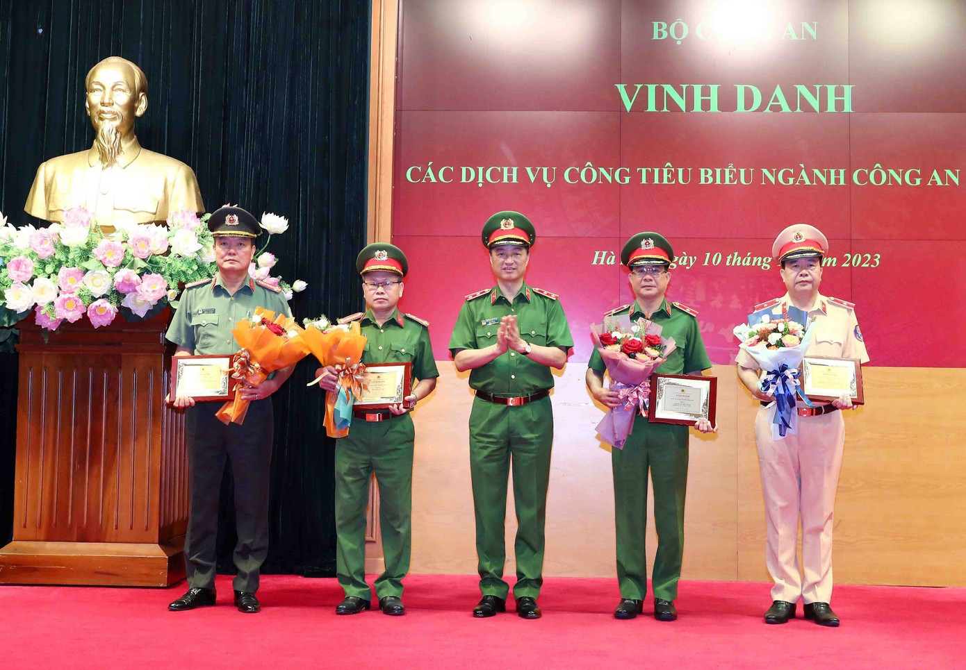 Tại Hội nghị đã vinh danh 6 dịch vụ công tiêu biểu ngành Công an.