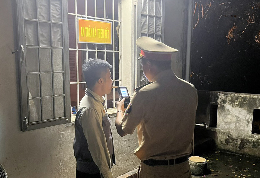 Tổ công tác kiểm tra nồng độ cồn nhân viên gác chắn tàu.