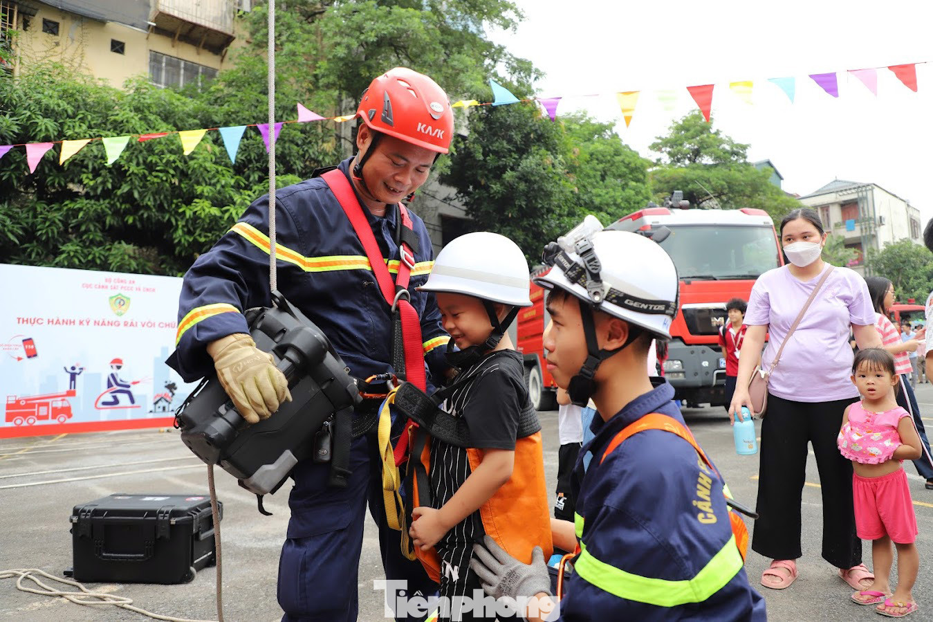 Người dân và các em học sinh, sinh viên còn được chứng kiến màn biểu diễn kỹ thuật sử dụng dây CNCH như leo dây không có dụng cụ hỗ trợ và thoát nạn sử dụng máy leo dây.