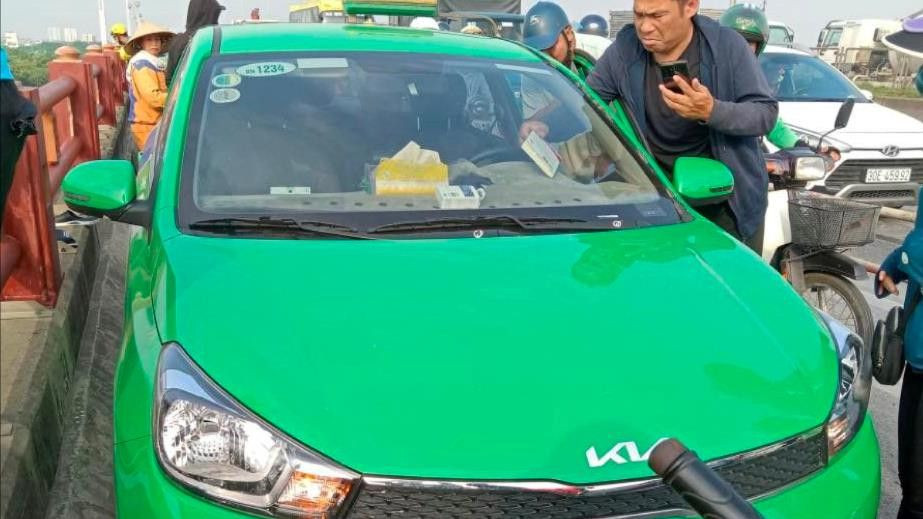 Hiện trường tại cầu Thanh Trì. Ảnh: Thanh Hà