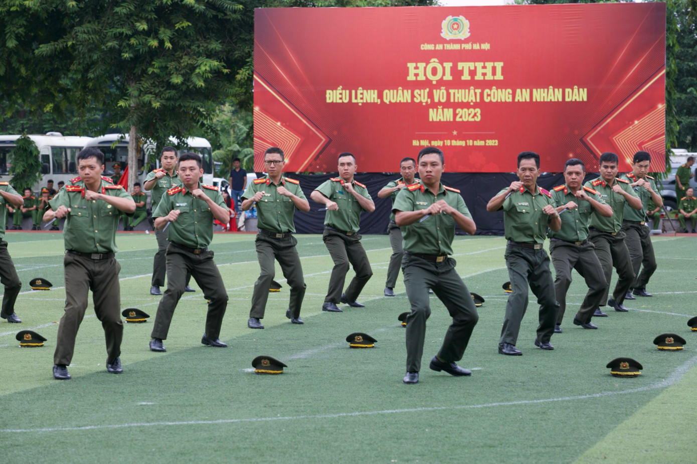 Theo Ban tổ chức, các cụm thi đua đã chủ động thành lập, tổ chức cho cán bộ, chiến sĩ tập luyện nghiêm túc theo nội dung, chương trình đề ra; cán bộ, chiến sĩ tham gia tập luyện chấp hành nghiêm túc về thời gian, tích cực tập luyện; sử dụng trang phục thường dùng đúng điều lệnh Công an nhân dân; tư thế, lễ tiết tác phong đảm bảo; chấp hành nghiêm túc kỷ luật khi huấn luyện điều lệnh Công an nhân dân.