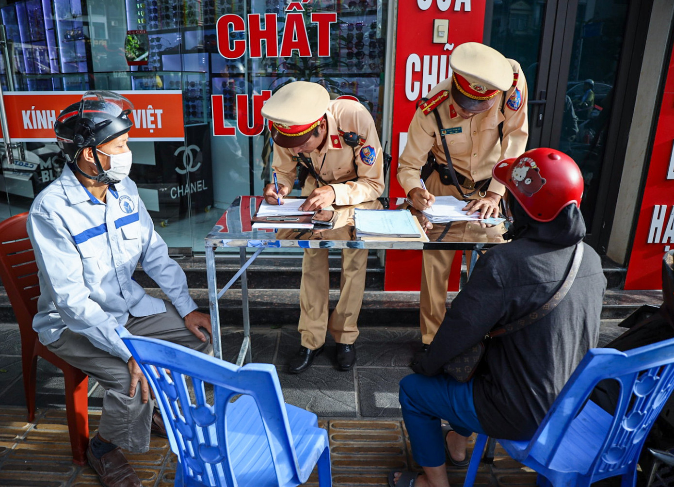 Trong 2 ngày qua, lực lượng CSGT xử lý hơn 20 trường hợp vi phạm.