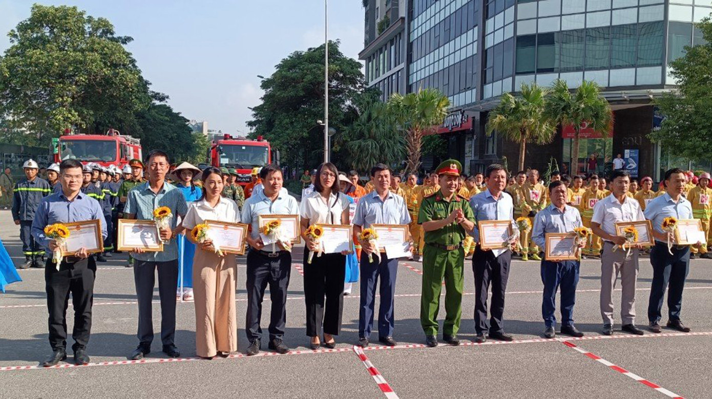 Đại tá Lê Đức Hùng – Trưởng Công an Quận trao giấy khen điển hình tiên tiến cho 10 tập thể.