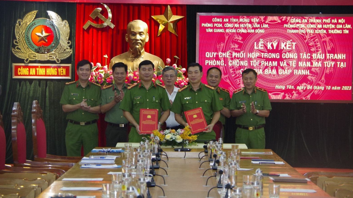 Chỉ huy Phòng CSĐT tội phạm về ma túy Công an TP Hà Nội và Công an tỉnh Hưng Yên ký quy chế phối hợp. Chỉ huy Phòng CSĐT tội phạm về ma túy Công an TP Hà Nội và Công an tỉnh Hưng Yên ký quy chế phối hợp.