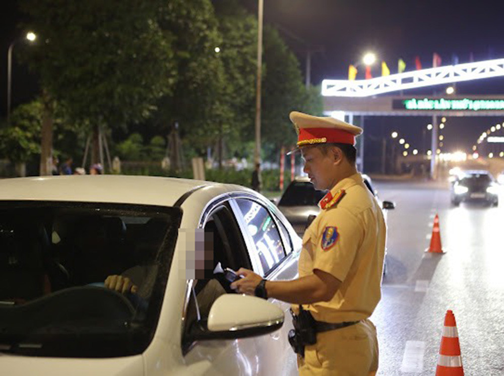 Lực lượng CSGT kiểm tra nồng độ cồn tài xế.