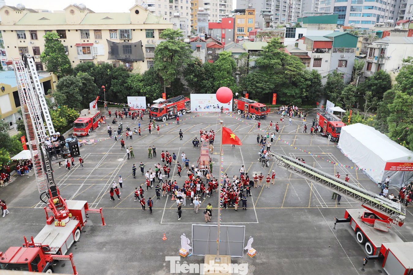 Theo Đại tá Khương, để tạo ra nền tảng xã hội vững chắc trong công tác PCCC&amp;CNCH thì phải giáo dục đào tạo cho các thế hệ học sinh. Đối với mỗi lứa tuổi học sinh, sẽ lựa chọn những phương án trải nghiệm cũng như các kiến thức, kỹ năng phù hợp để có thể nhận thức được và về trao đổi, hướng dẫn cho người thân trong gia đình. “Kỹ năng PCCC&amp;CNCH là kỹ năng sống, vậy chúng ta muốn không bị nạn trong đám cháy thì học tập, bồi dưỡng và trải nghiệm các kỹ năng để chủ động xử lý tình huống khi phát sinh xảy ra và thoát nạn an toàn, chữa cháy, dập cháy và giảm thiểu nguy cơ xuất hiện cháy cũng như thiệt hại về cháy gây ra” - Đại tá Nguyễn Minh Khương khuyến cáo.