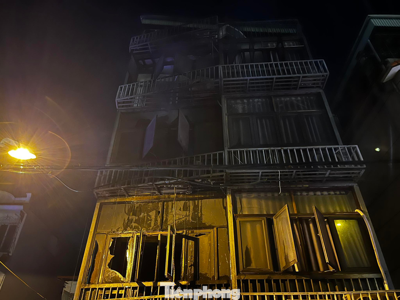 5 người bên trong ngôi nhà may mắn thoát nạn.