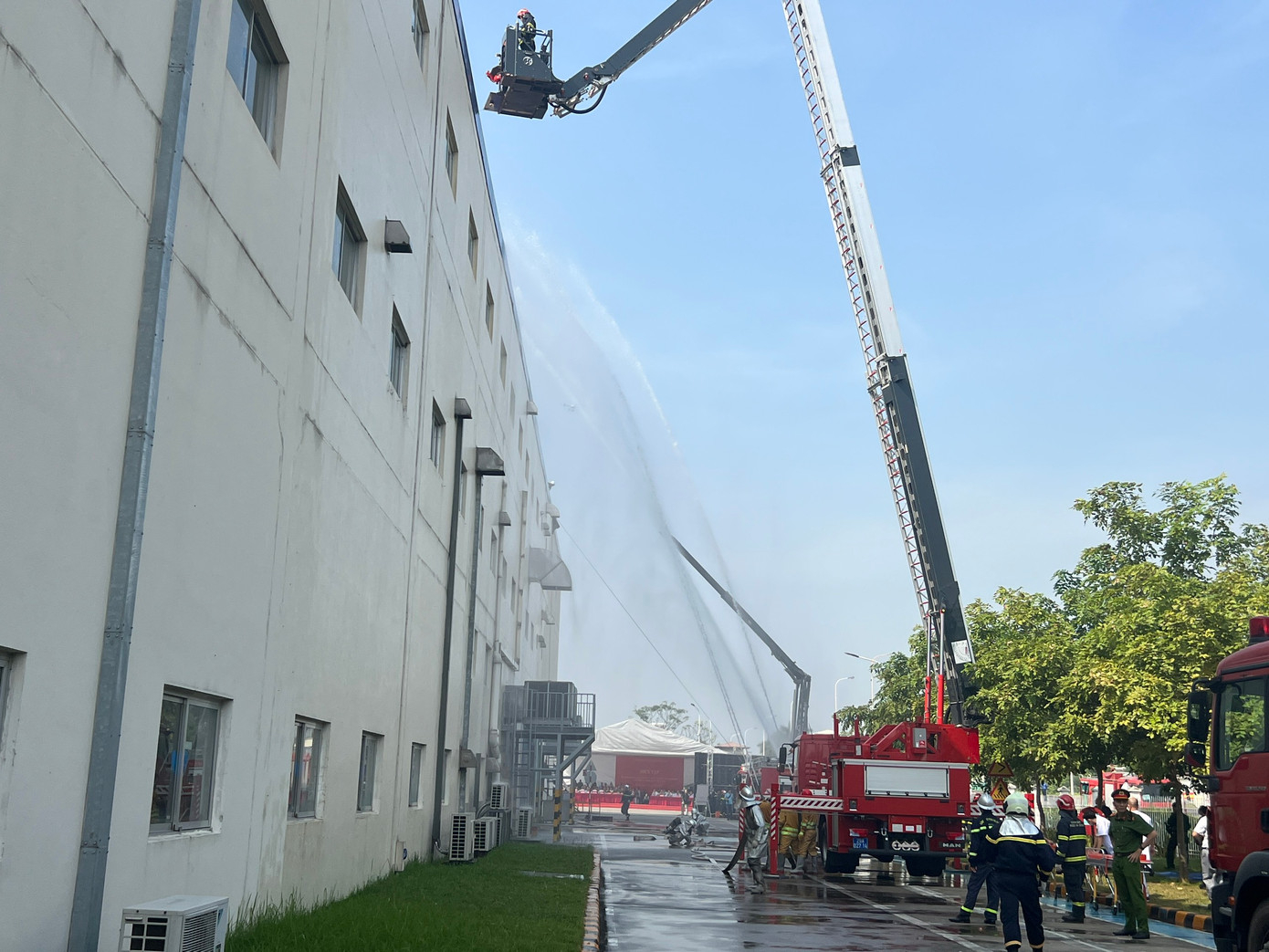 Sau khoảng 40 phút sau đám cháy đã được dập tắt hoàn toàn. Lực lượng Cảnh sát PCCC&amp;CNCH mang trang phục xử lý sự cố hóa chất, thiết bị đo vào trong khu vực xảy ra cháy tiến hành đo, kiểm tra các chỉ số độc hại; lực lượng tiêu tẩy của Bộ Tư lệnh Thủ đô sử dụng các thiết bị tiêu tẩy, khắc phục sự cố hóa chất độc, xạ và làm sạch khu vực sập đổ do vụ nổ khí gas.