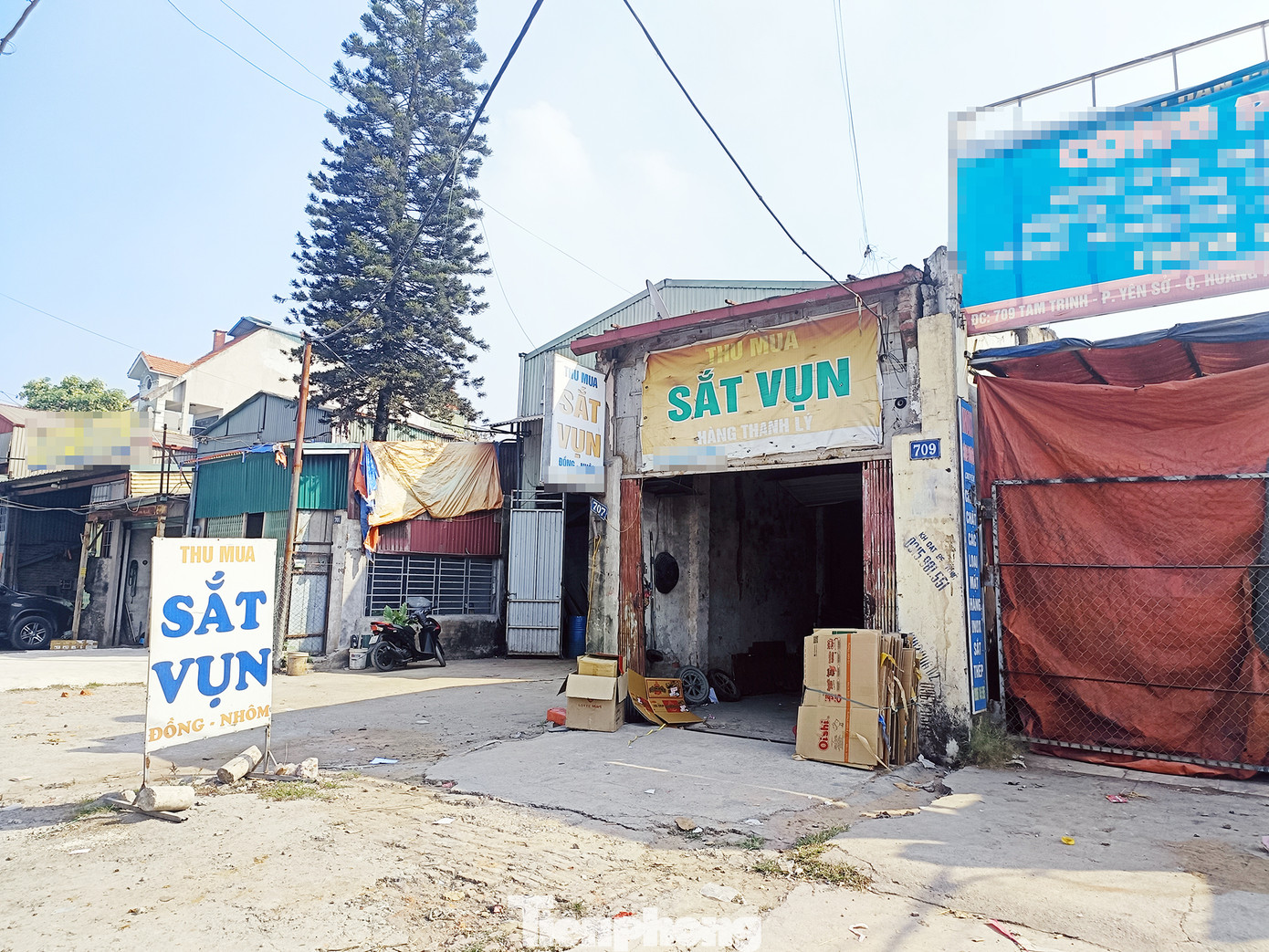 Một số cửa hàng thu mua sắt vụn.