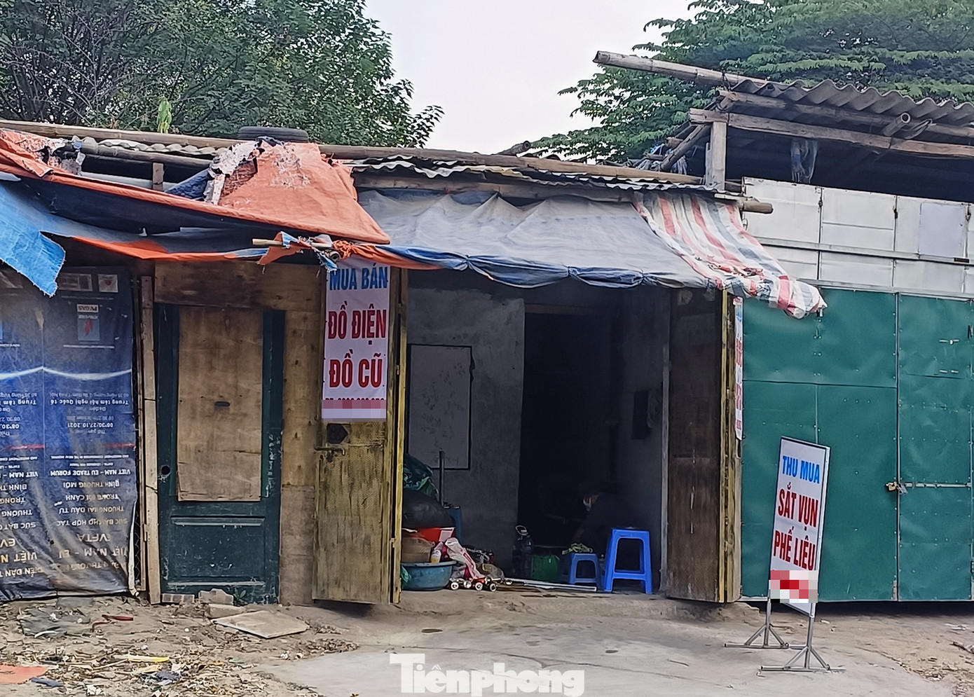 Không chỉ có trong khu dân cư, tại một số khu vực bãi đất trống dự án cũng có rất nhiều điểm thu mua, tập kết phế liệu.