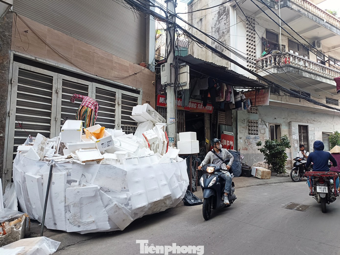 Tại khu vực đường Lĩnh Nam (Hoàng Mai, Hà Nội), một ngôi nhà cấp 4 để rất nhiều xốp bên ngoài đường, trước cửa ngôi nhà khác.