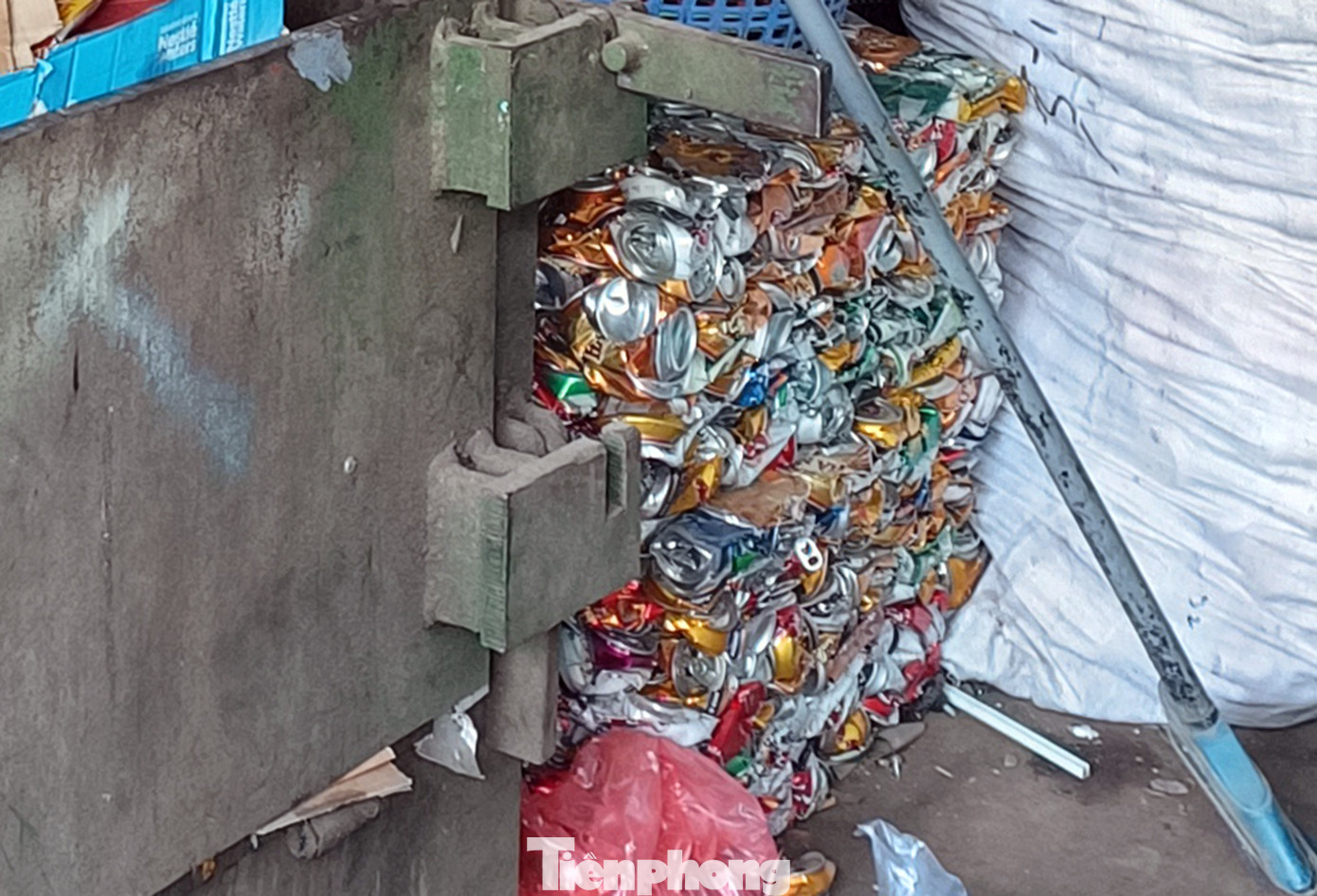 "Đối với các lon kim loại có khí bên trong trước khi ép chúng tôi phải xả hết khí và tháo nắp ra để đảm bảo an toàn" - người kinh doanh phế liệu cho biết.